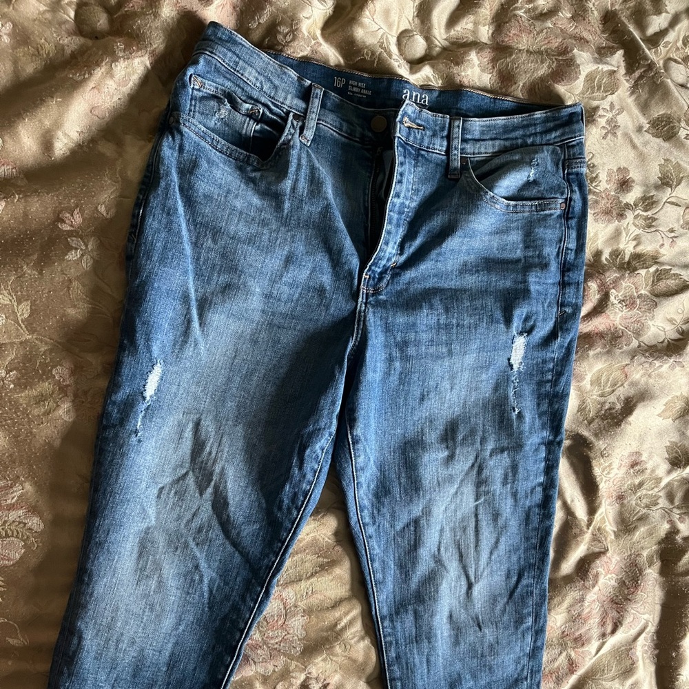 Medium Color Blue New pair of Ana 16P Jeans